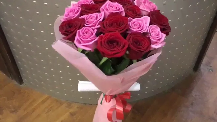 Букет из 21 красной и розовой розы, 60 см.